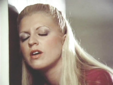 Зрелая блондинка с волосатым лобком раздевается и трахается с парнем