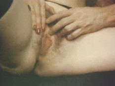 Зрелая блондинка с волосатым лобком раздевается и трахается с парнем