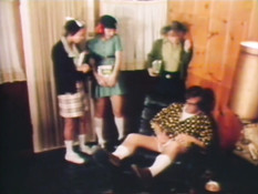 Три развратные девки отсасывали член и трахались с мужчиной в очках