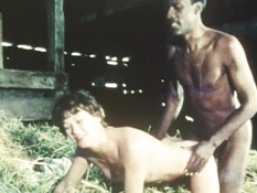 Чёрный мужчина ебёт на сеновале неудовлетворённую белую любовницу