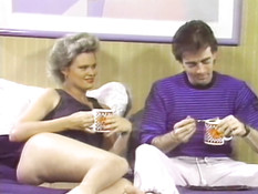 Отлизал волосатую пизду у горячей блондинки и отымел её на кровати