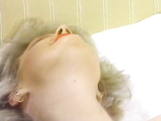 Отлизал волосатую пизду у горячей блондинки и отымел её на кровати