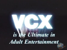 Мужчина вышел из душа и занялся сексом с блондинкой и брюнеткой