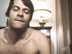 Мужчина вышел из душа и занялся сексом с блондинкой и брюнеткой