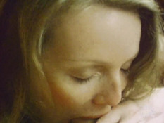 Мужчина увидел мастурбирующую девушку и оттрахал в волосатую киску