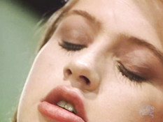 Секретарша с рыжими волосами надрачивает хуй и ебётся на рабочем столе