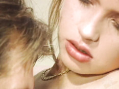 Секретарша с рыжими волосами надрачивает хуй и ебётся на рабочем столе