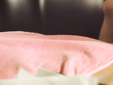 Секретарша с рыжими волосами надрачивает хуй и ебётся на рабочем столе