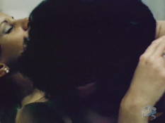 Мужчина отодрал любовницу на лестнице и забрызгал спермой её сиськи