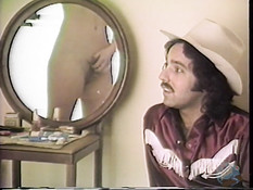 Голая блондинка с волосатым лобком ебётся с парнем в ковбойской шляпе