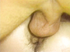 Мужик в очках отымел женщину на диване и кончил на красивую задницу