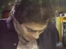 Мужик в очках отымел женщину на диване и кончил на красивую задницу