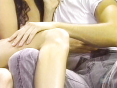 Мужик в очках отымел женщину на диване и кончил на красивую задницу