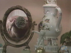 Пышногрудая блондинка сосёт у любовника член и трахает его в постели