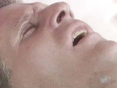 Пышногрудая блондинка сосёт у любовника член и трахает его в постели