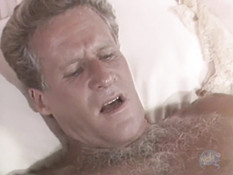 Пышногрудая блондинка сосёт у любовника член и трахает его в постели