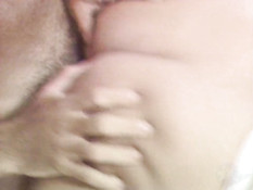 Пышногрудая блондинка сосёт у любовника член и трахает его в постели