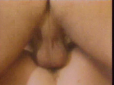 Мужчина отодрал на кровати свою кудрявую любовницу и кончил на лобок