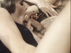 Мужик оттрахал и забрызгал спермой трёх грудастых светловолосых шлюх