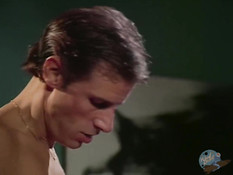 Сисястая дамочка вошла в комнату к двум мужчинам и предложила секс