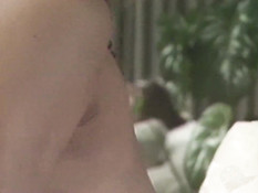 Шатенка сделала минет своему парню и уселась сверху не твёрдый член