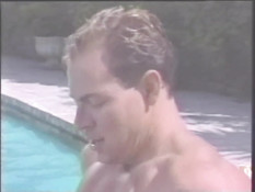 Мужчина делает даме куни и трахает её на надувном матрасе в бассейне