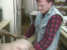 Кудрявая дама ебётся с любовником на кухне и получает сперму на лицо