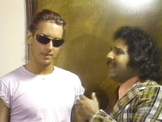 Он приметил загорающую голышом грудастую мулатку и отымел на кровати