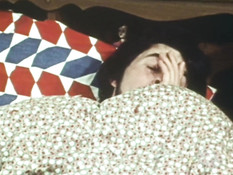 Юная брюнетка с волосатой киской в постели ебётся с бородатым парнем