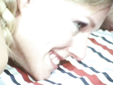 Юная брюнетка с волосатой киской в постели ебётся с бородатым парнем