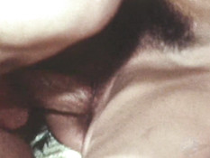 Юная брюнетка с волосатой киской в постели ебётся с бородатым парнем