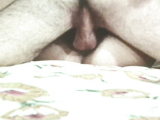 Юная брюнетка с волосатой киской в постели ебётся с бородатым парнем