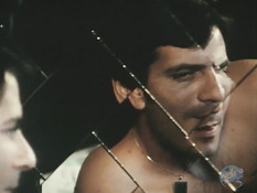 Жена блондинка ебётся с двумя мужиками, а рядом муж с двумя девицами