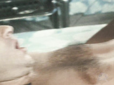 Жена блондинка ебётся с двумя мужиками, а рядом муж с двумя девицами