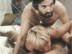 Жена блондинка ебётся с двумя мужиками, а рядом муж с двумя девицами