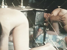 Жена блондинка ебётся с двумя мужиками, а рядом муж с двумя девицами