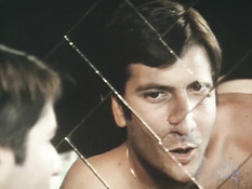 Жена блондинка ебётся с двумя мужиками, а рядом муж с двумя девицами