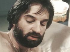 Жена блондинка ебётся с двумя мужиками, а рядом муж с двумя девицами