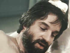 Жена блондинка ебётся с двумя мужиками, а рядом муж с двумя девицами