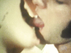 Коротко подстриженная блондинка на сеновале ебётся с двумя мужиками