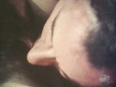 Коротко подстриженная блондинка на сеновале ебётся с двумя мужиками