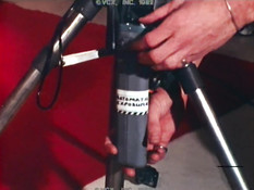 Фотограф во время фотосессии оттрахал блондиночку в волосатую письку