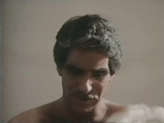 Пожилой усатый мужчина отодрал на кровати молодую кудрявую блондинку