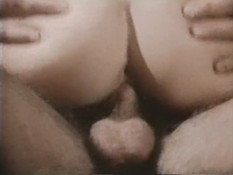 Пожилой усатый мужчина отодрал на кровати молодую кудрявую блондинку