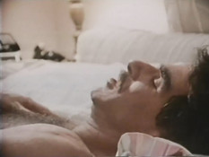 Пожилой усатый мужчина отодрал на кровати молодую кудрявую блондинку