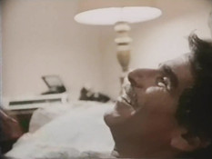 Пожилой усатый мужчина отодрал на кровати молодую кудрявую блондинку