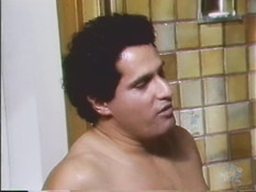 Рыжеволосая грудастая дамочка трахается с мужчиной в ванной комнате