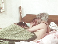 Грудастая блондинка с волосатой пиздой трахается в анал с мужчиной