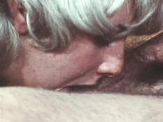 Грудастая блондинка с волосатой пиздой трахается в анал с мужчиной