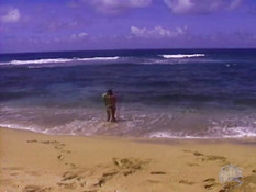 Горячая блондинка с большой грудью ебётся с мужиком на морском пляже